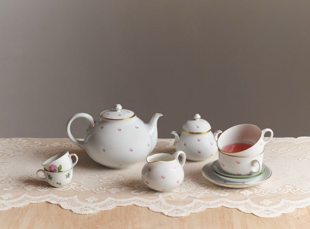 Creamer - Small Scattered Roses